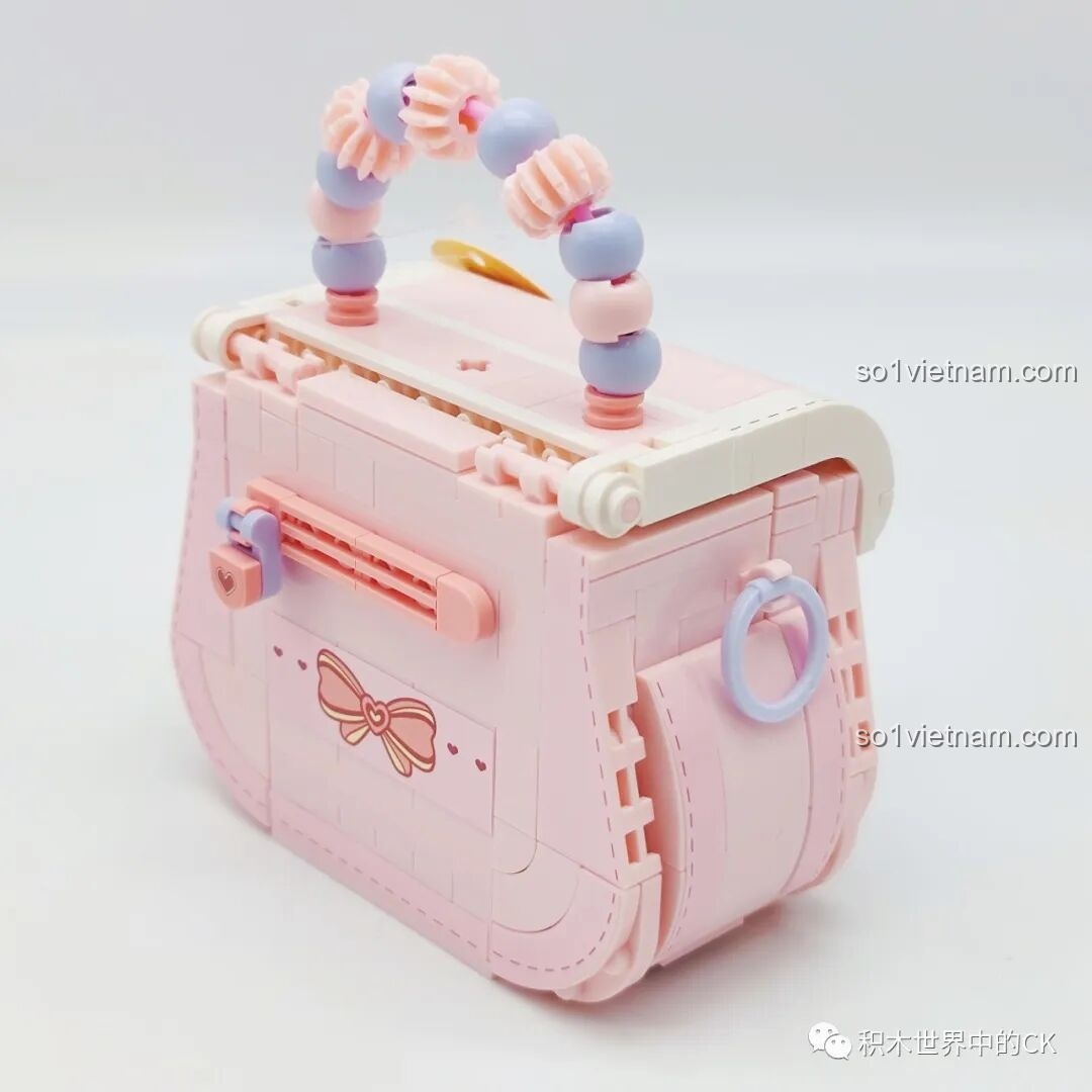 Góc nhìn chéo từ phía sau của túi xách Wekki 516909, khoe trọn vẹn thiết kế đáng yêu và màu sắc ngọt ngào.