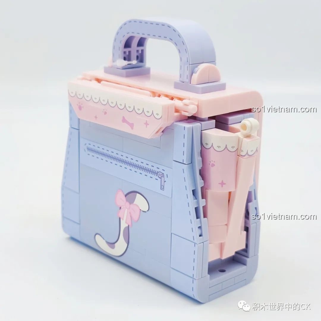 Góc nhìn chéo từ phía sau của túi xách Wekki 516908, cho thấy tổng thể thiết kế và các khớp nối của mô hình.