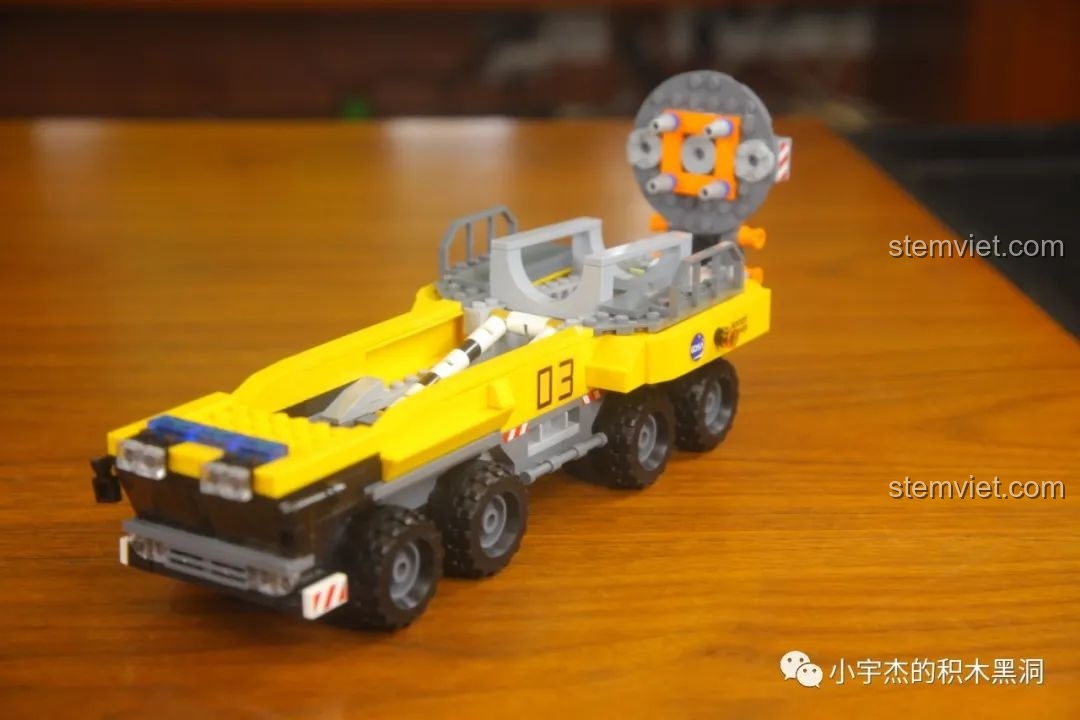 Góc nhìn chéo từ phía trước của xe vận tải GUDI 10803, khoe thiết kế hầm hố.