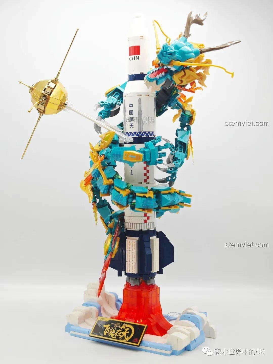 Góc nhìn chính diện của bộ lắp ráp Mô hình Rồng và Tên lửa SEMBO 203359, thể hiện sự uy nghi và hoành tráng.