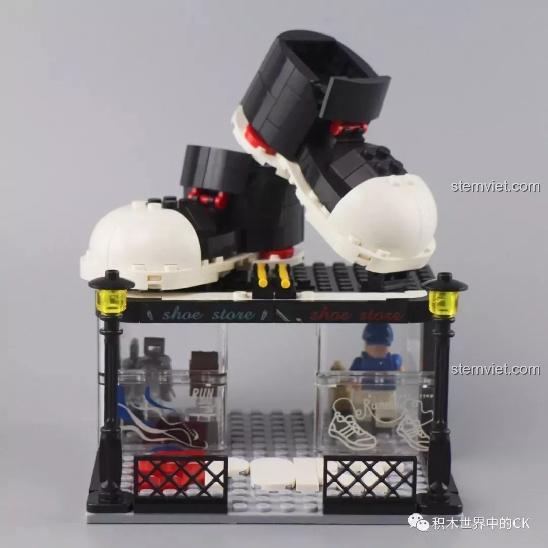 Góc nhìn chính diện của bộ đồ chơi mô hình Cửa hàng giày dép 5071 giá tốt, nổi bật với đôi giày lớn.