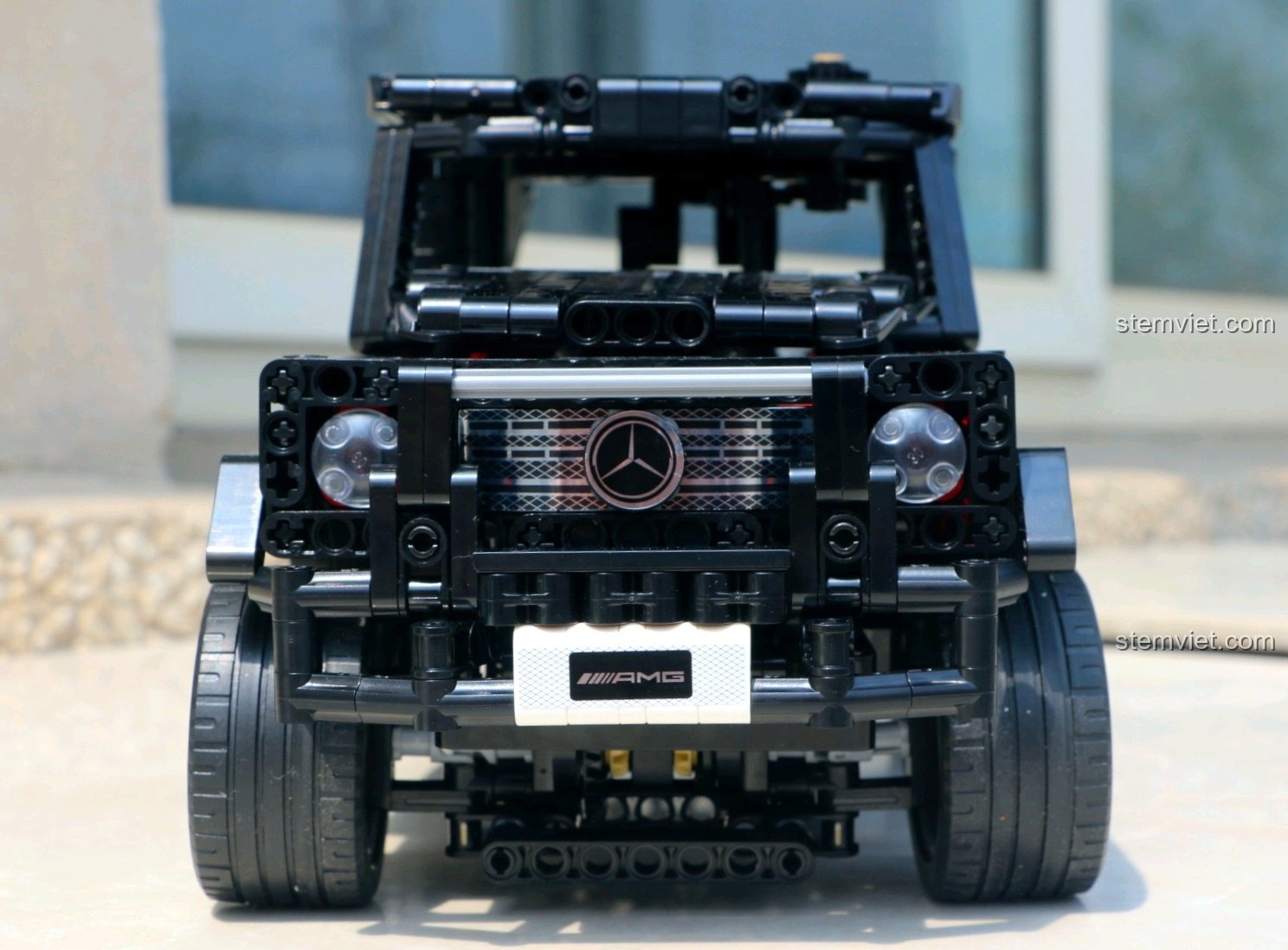 Góc chụp chính diện của mô hình SEMBO 701960 Xe địa hình G500, làm nổi bật lưới tản nhiệt và cụm đèn pha đặc trưng.