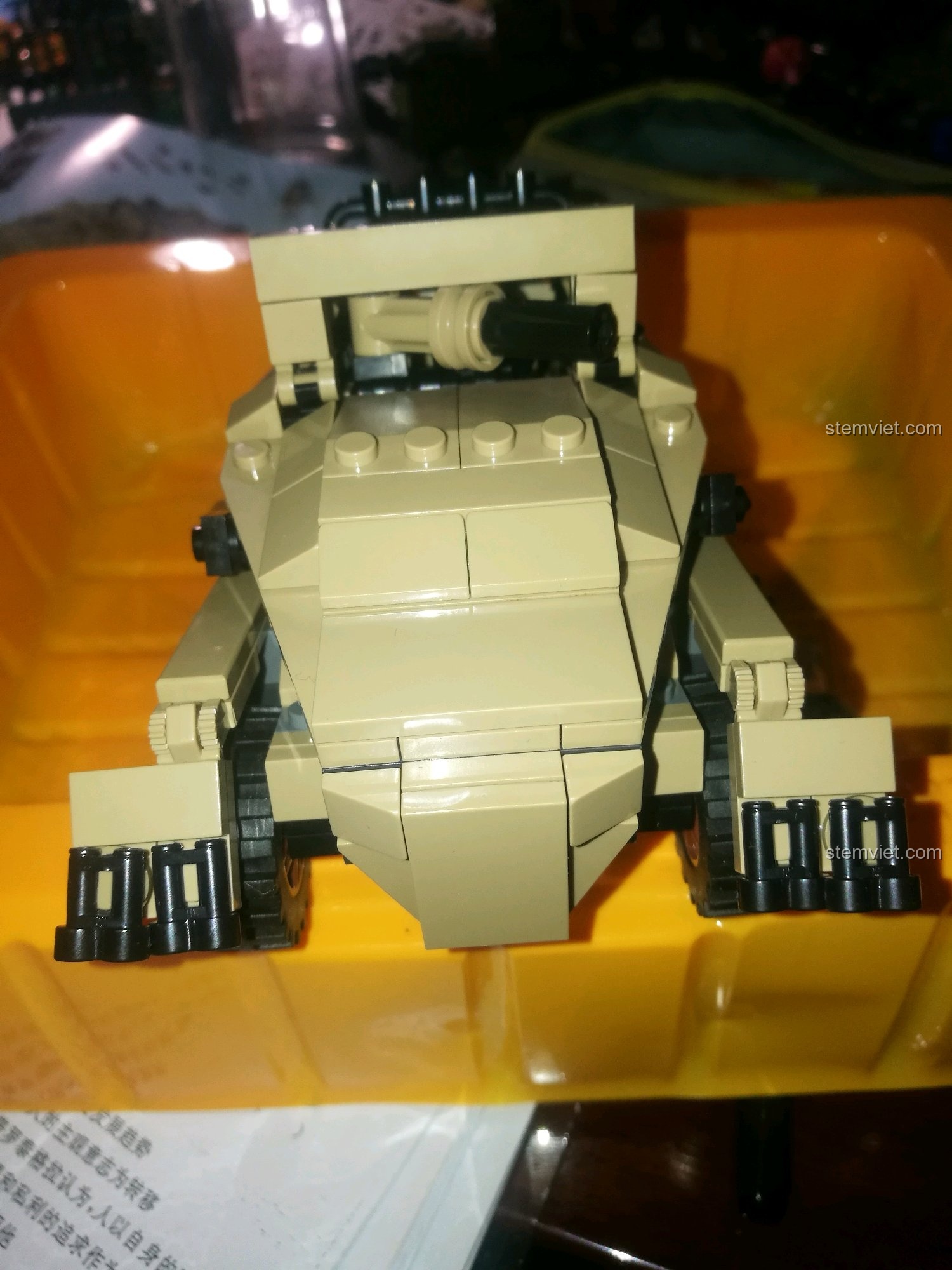 Góc nhìn chính diện của xe bọc thép SEMBO 101341, thể hiện vẻ ngoài mạnh mẽ.