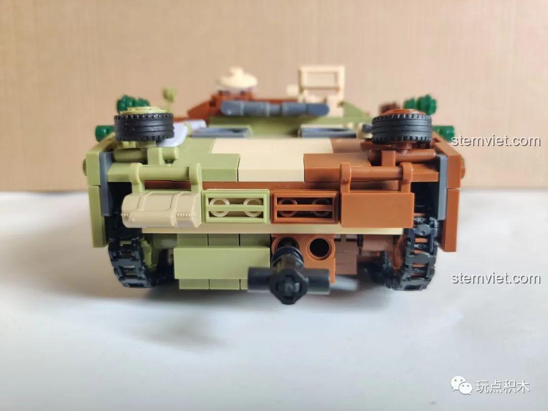 Góc nhìn chính diện của đồ chơi xây dựng Xe tăng diệt StuG III 858, nòng pháo hướng thẳng.