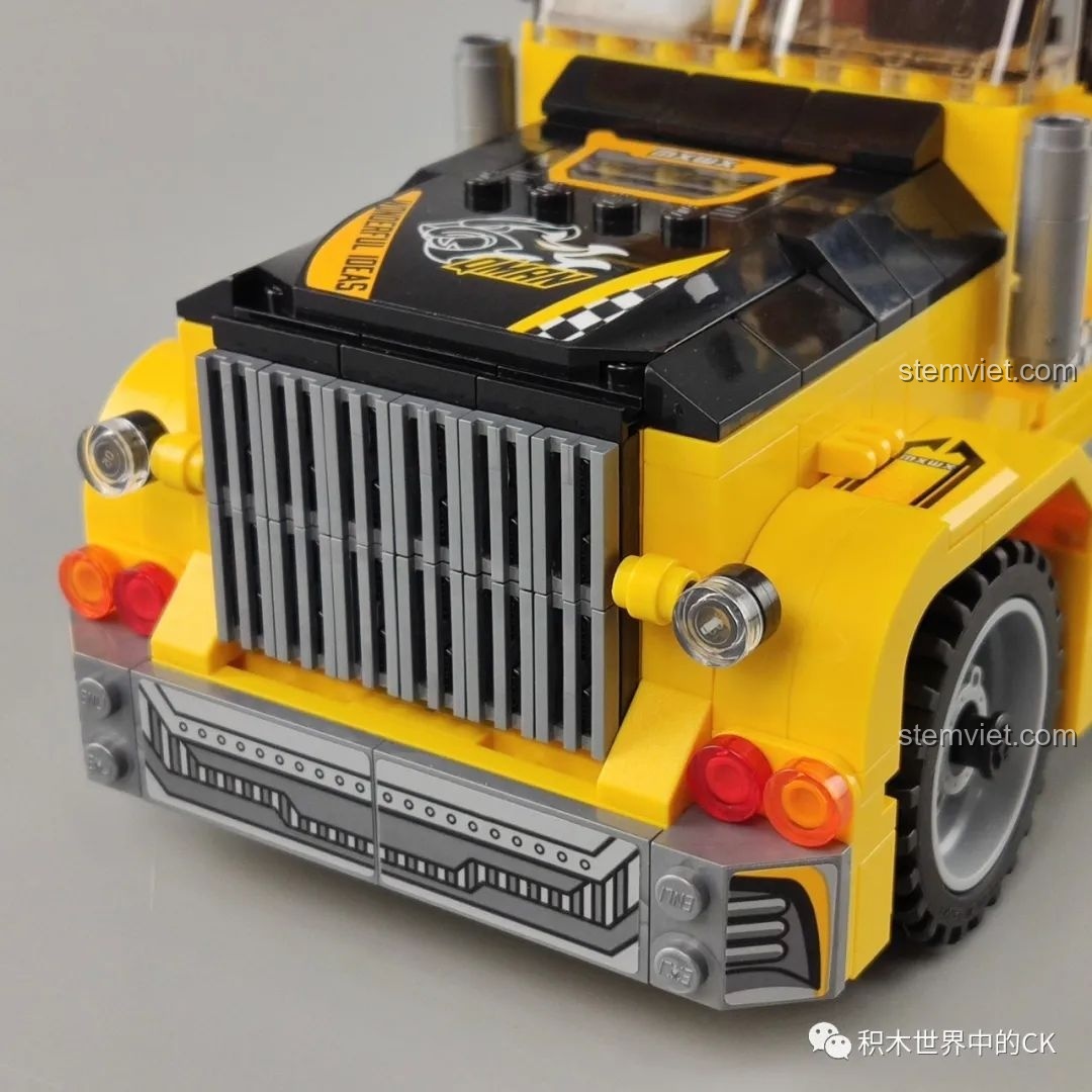 Góc nhìn 3/4 của mô hình Xe Tải Dã Chiến QMAN 42108, lý tưởng để trưng bày.