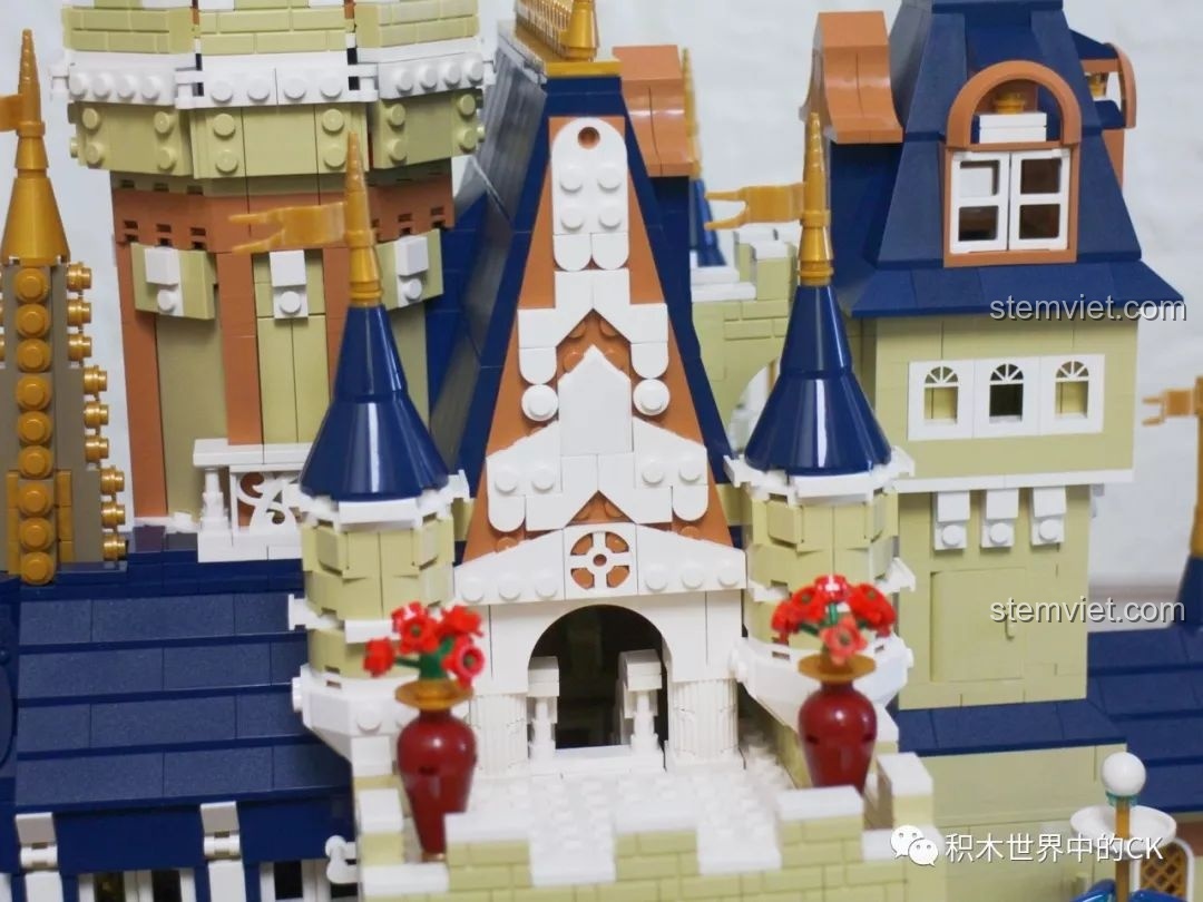 Góc chụp từ dưới lên của ngọn tháp chính, thể hiện sự hùng vĩ của bộ đồ chơi xây dựng Lâu đài công chúa.