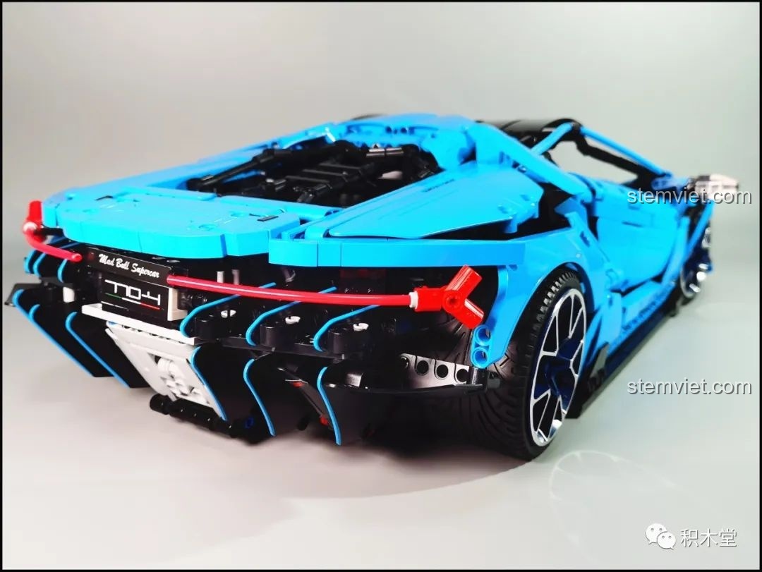 Góc nhìn thấp từ phía sau của Xe đua Lamborghini Centenario C61041 giá hời.