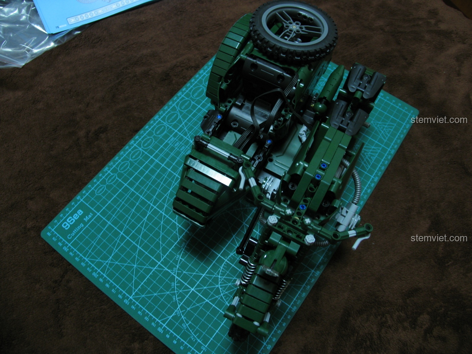 Góc nhìn đầy mạnh mẽ và uy lực của mô hình mô tô quân sự CaDA C51021 sau khi hoàn thành lắp ráp.