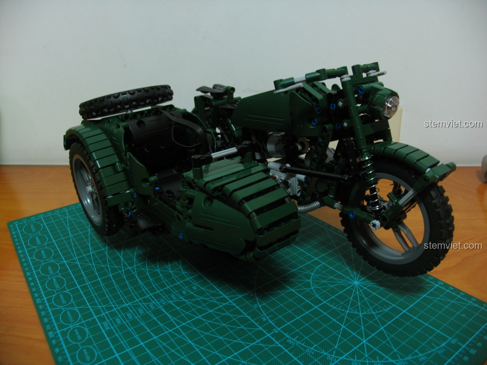 Mô hình CaDA C51021 và mô hình lính tỉ lệ 1:6, một sự kết hợp hoàn hảo cho những ai yêu thích chủ đề quân sự.