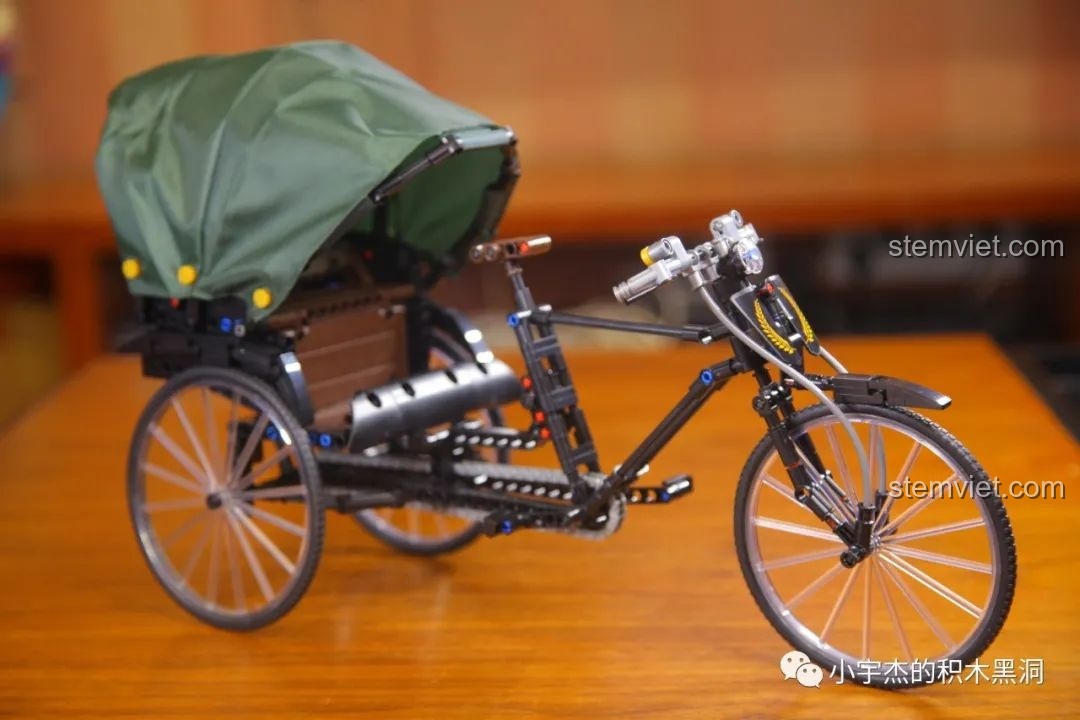 Góc chụp thấp của mô hình xe xích lô AchKo 50015, làm nổi bật sự hoành tráng của mô hình.