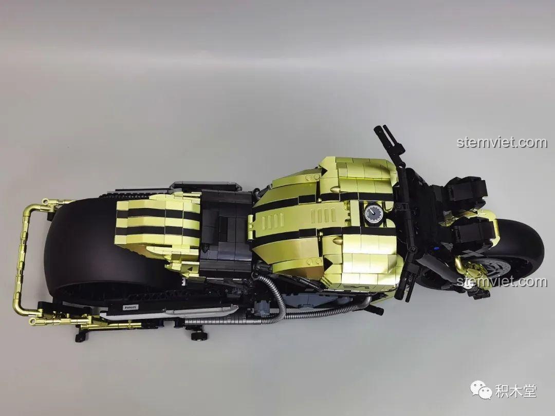 Góc chụp từ trên xuống của Panlos 672110, cho thấy thiết kế bình xăng, yên xe và tay lái.