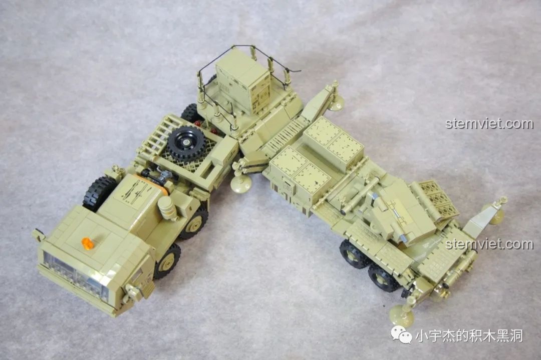 Góc gập tối đa của bộ đồ chơi xây dựng Hệ thống phòng không di động M983, thể hiện sự linh hoạt trong thiết kế.