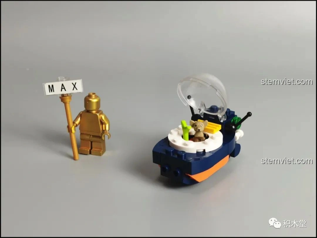 Góc nhìn phía sau của mô hình lắp ráp Pantasy Joyside 61003 cảnh quan không gian, thể hiện các chi tiết động.