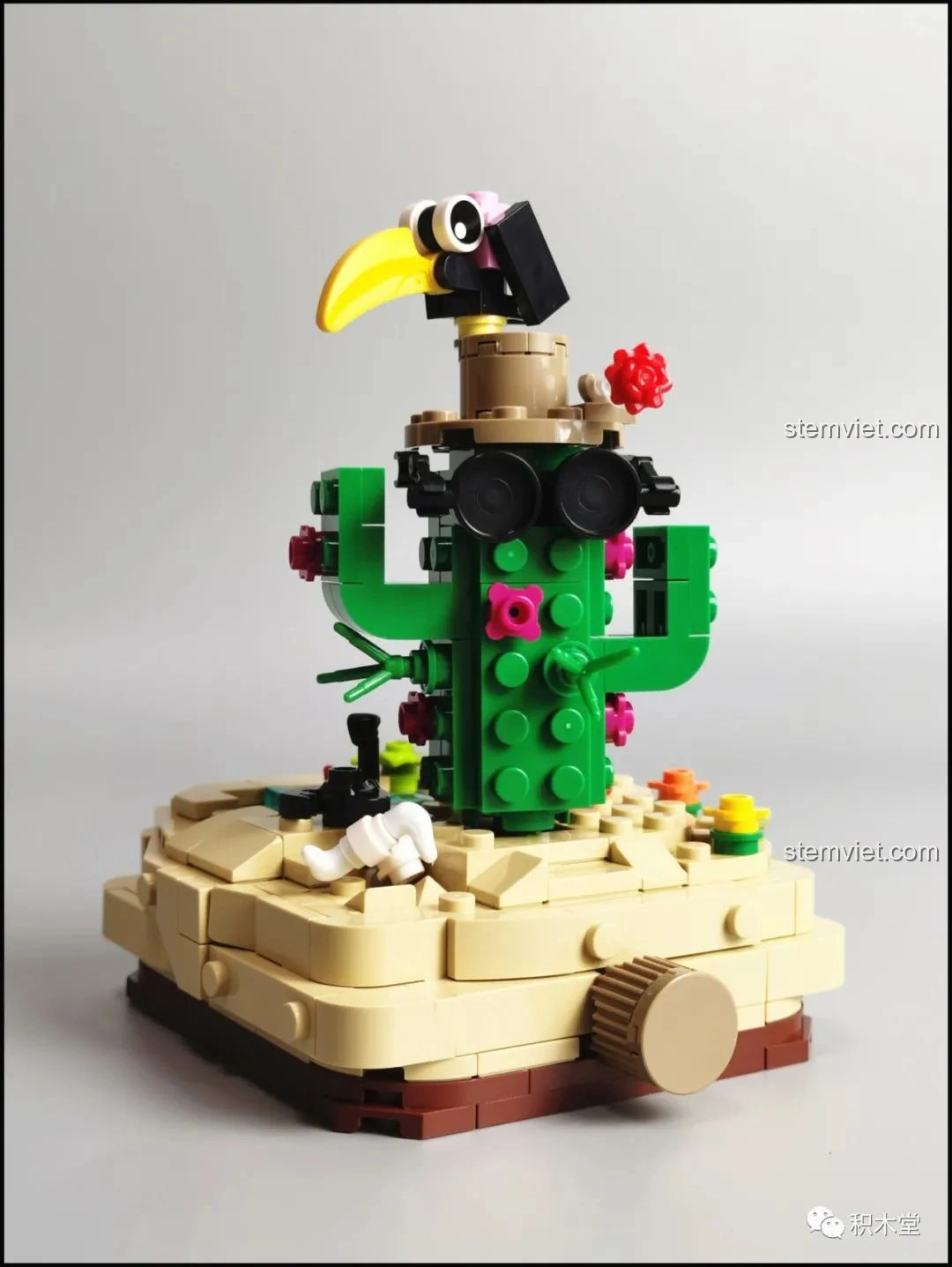 Góc nhìn phía sau của mô hình lắp ráp Pantasy Joyside 61002 cảnh quan sa mạc, thể hiện các chi tiết phía sau.