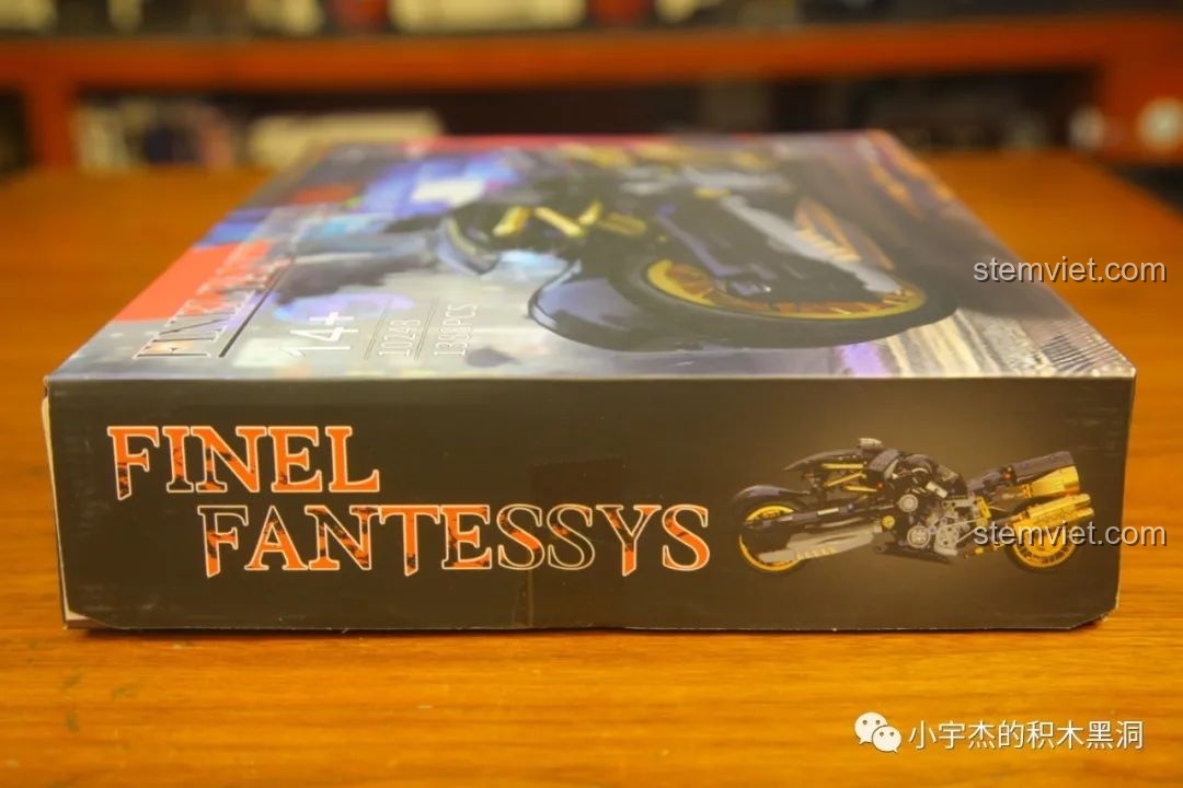 Góc nhìn khác của cạnh hộp bộ lắp ráp Mô tô Fenrir Sói Lửa Final Fantasy VII KBox 10248, nổi bật tên game.