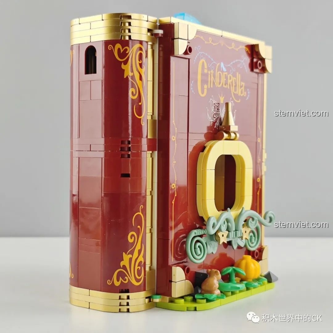 Góc nhìn khác của mặt bên mô hình sách cổ tích Lọ Lem 506174, với các chi tiết trang trí và cửa sổ.
