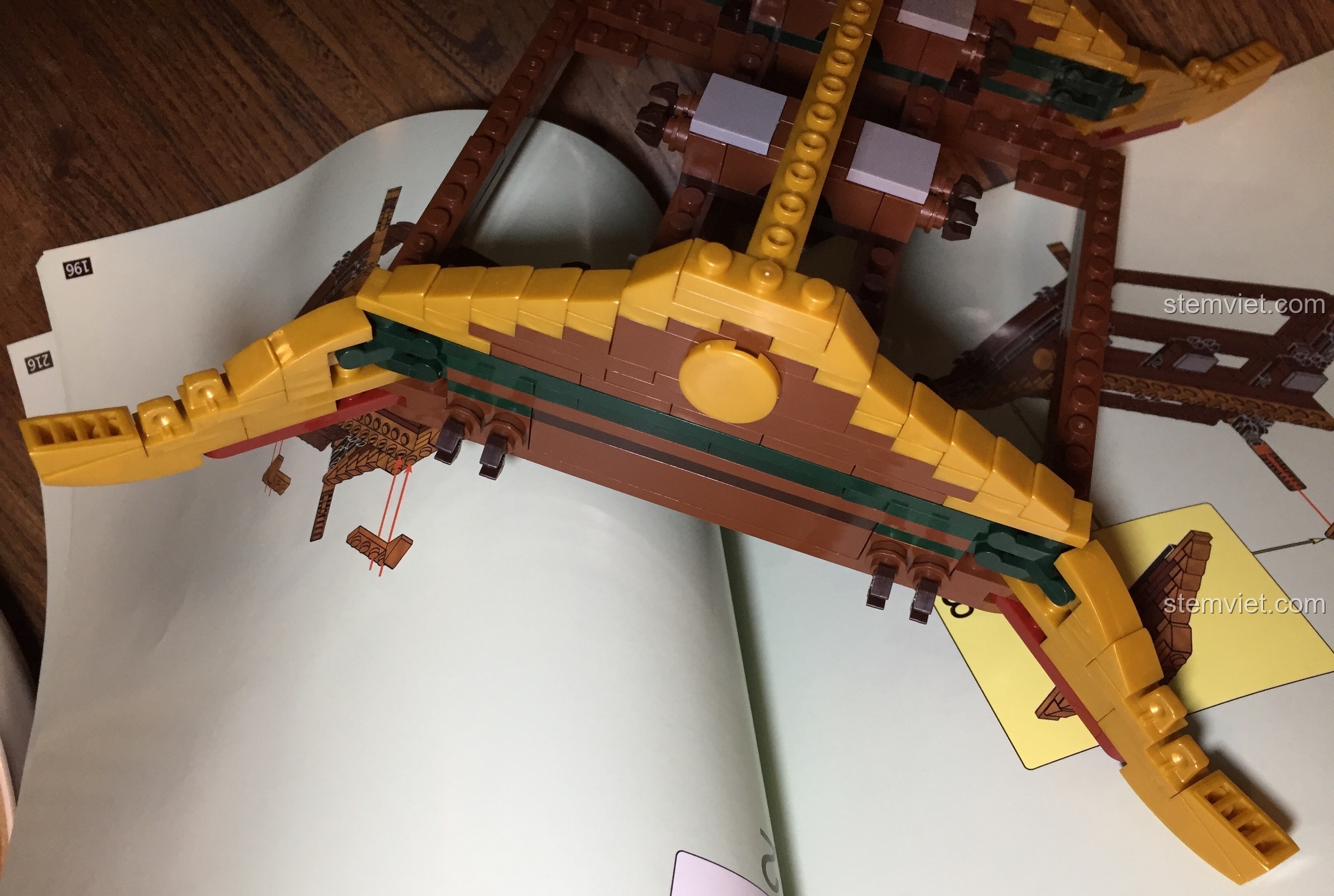 Góc nhìn cận cảnh một góc của khung mái nhà, cho thấy các chi tiết cong và dốc đặc trưng.