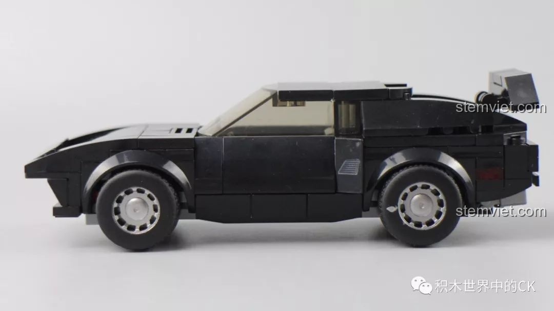 Góc nhìn ngang mô hình xe Sembo Block 607045 màu đen, thể hiện thiết kế thể thao và cánh gió sau.