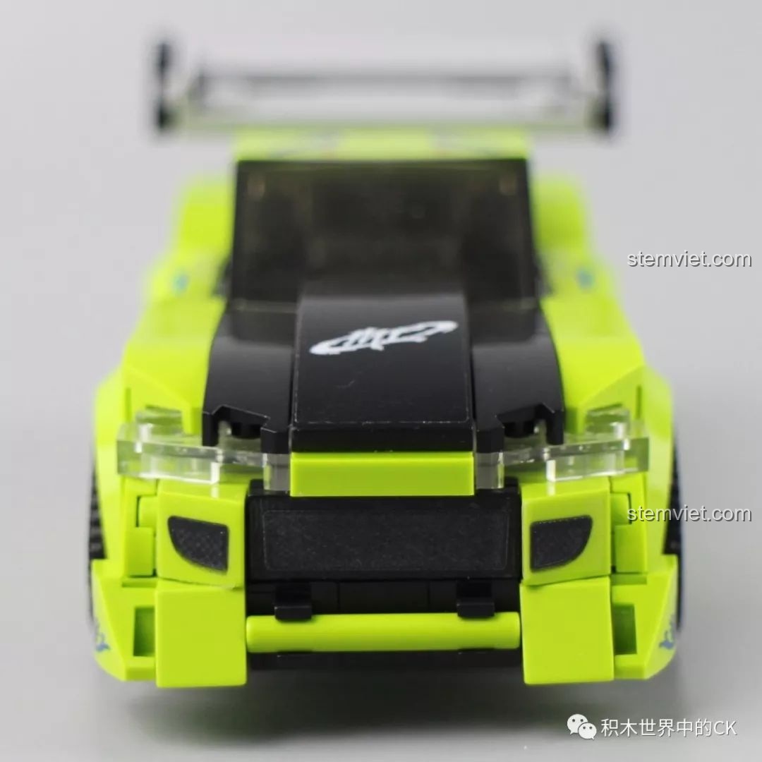 Góc nhìn ngang mô hình xe Sembo Block 607046 màu xanh lá, nổi bật họa tiết decal và cánh gió sau.