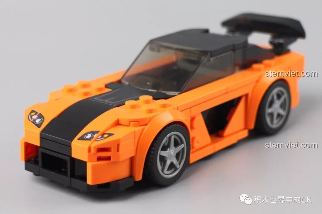 Góc nhìn ngang mô hình xe Sembo Block 607047 màu cam, nổi bật họa tiết decal và cánh gió sau.