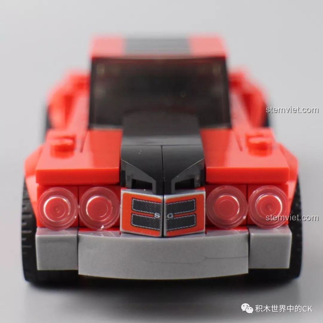 Góc nhìn ngang mô hình xe Sembo Block 607048 màu đỏ, nổi bật họa tiết decal và cánh gió sau.