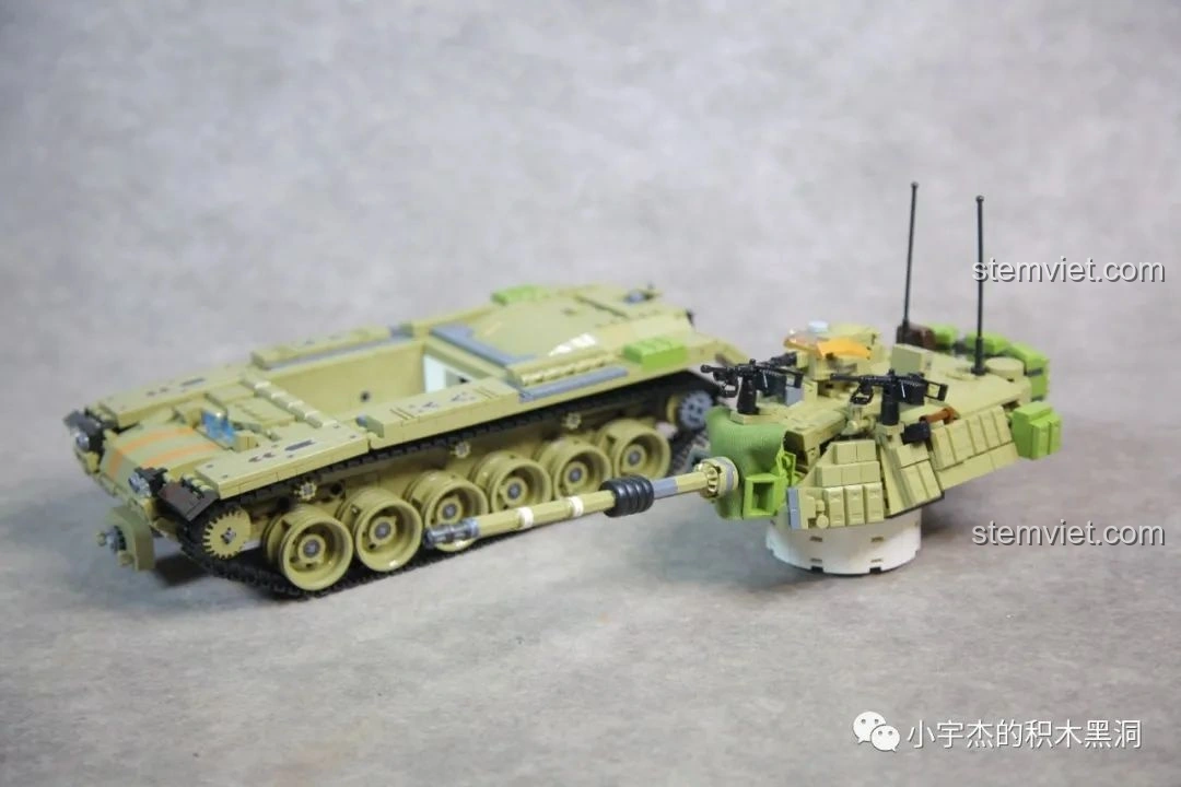 Mô hình xe tăng M60 Magach Israel PanlosBrick 632004 đã hoàn thành, nhìn từ góc ngang.