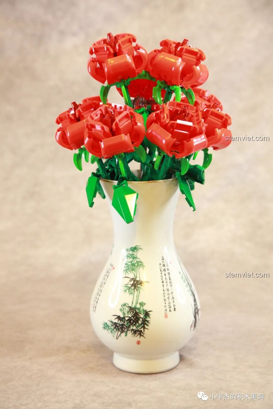 Góc nhìn khác của bó hoa hồng lắp ráp SEMBO 601268 trong bình gốm sứ họa tiết tre, thể hiện sự hài hòa.