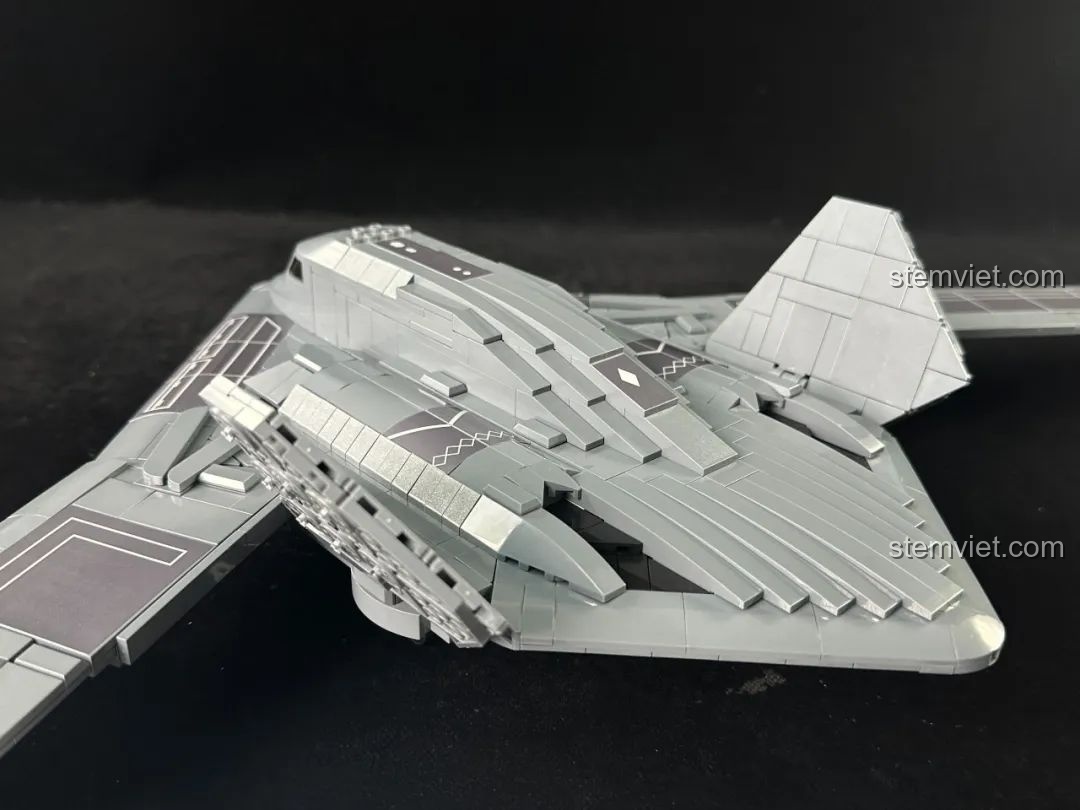 Góc nhìn nghiêng của các cánh tà đang mở trên lưng mô hình máy bay ném bom chiến lược H-20 639026.