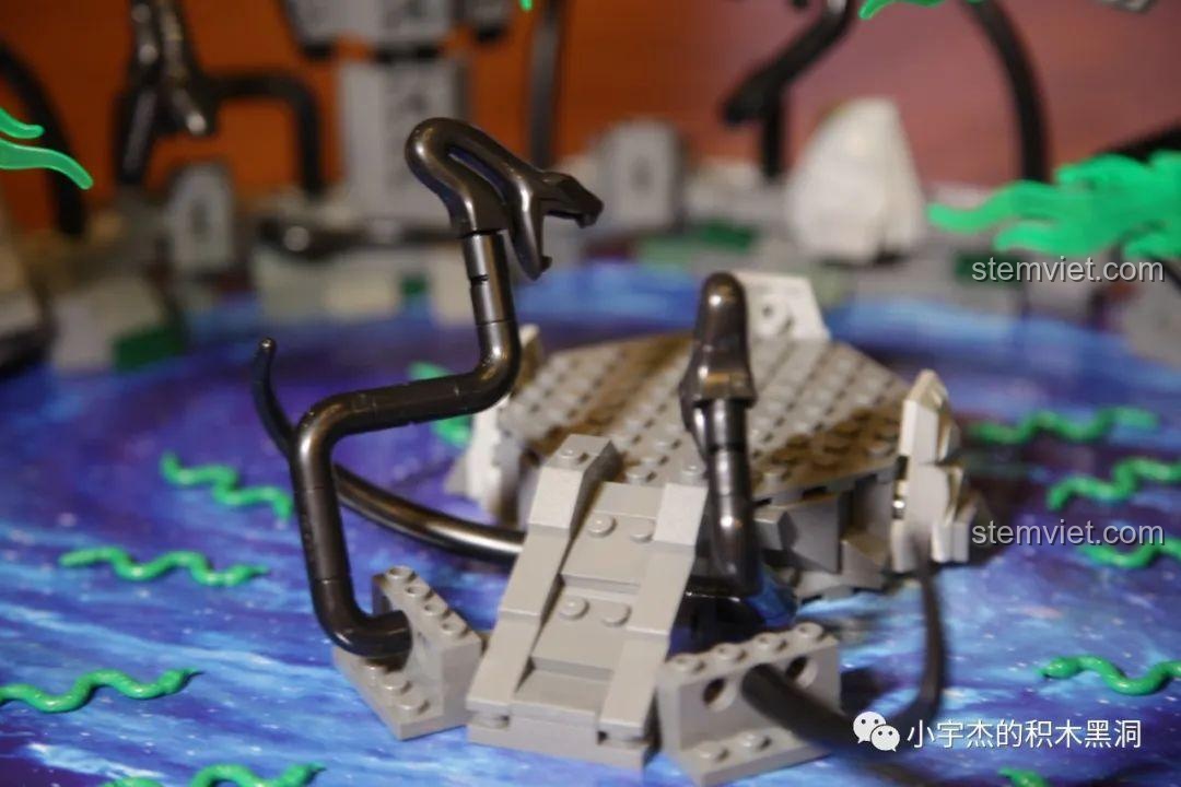 Góc nhìn nghiêng của đầu rắn trong Mô hình phim tiên hiệp 923, thể hiện hiệu ứng phun nọc độc.