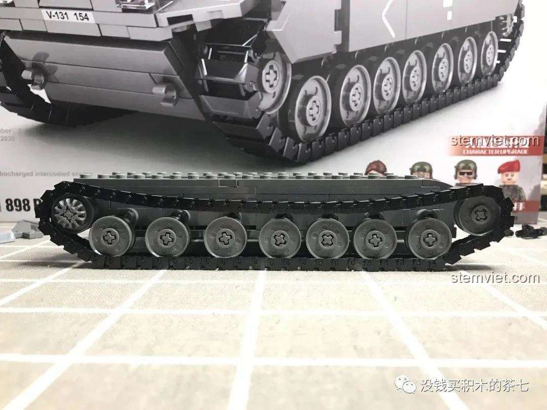 Góc nghiêng của đế xe tăng Jiazhi 0104 với xích, cho thấy độ chi tiết của các bánh xe và cấu trúc.