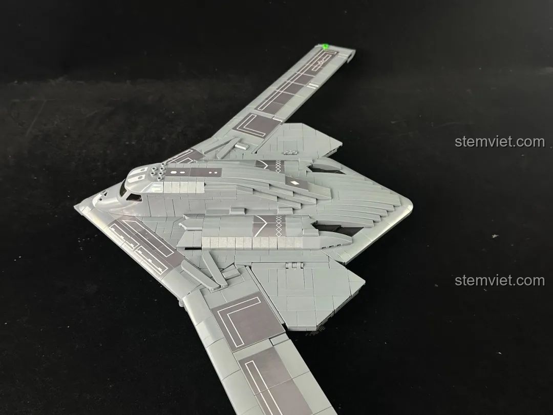 Góc nhìn nghiêng của mô hình đại bàng tàng H-20 Panlos Brick, khoe các đường nét thiết kế sắc sảo.