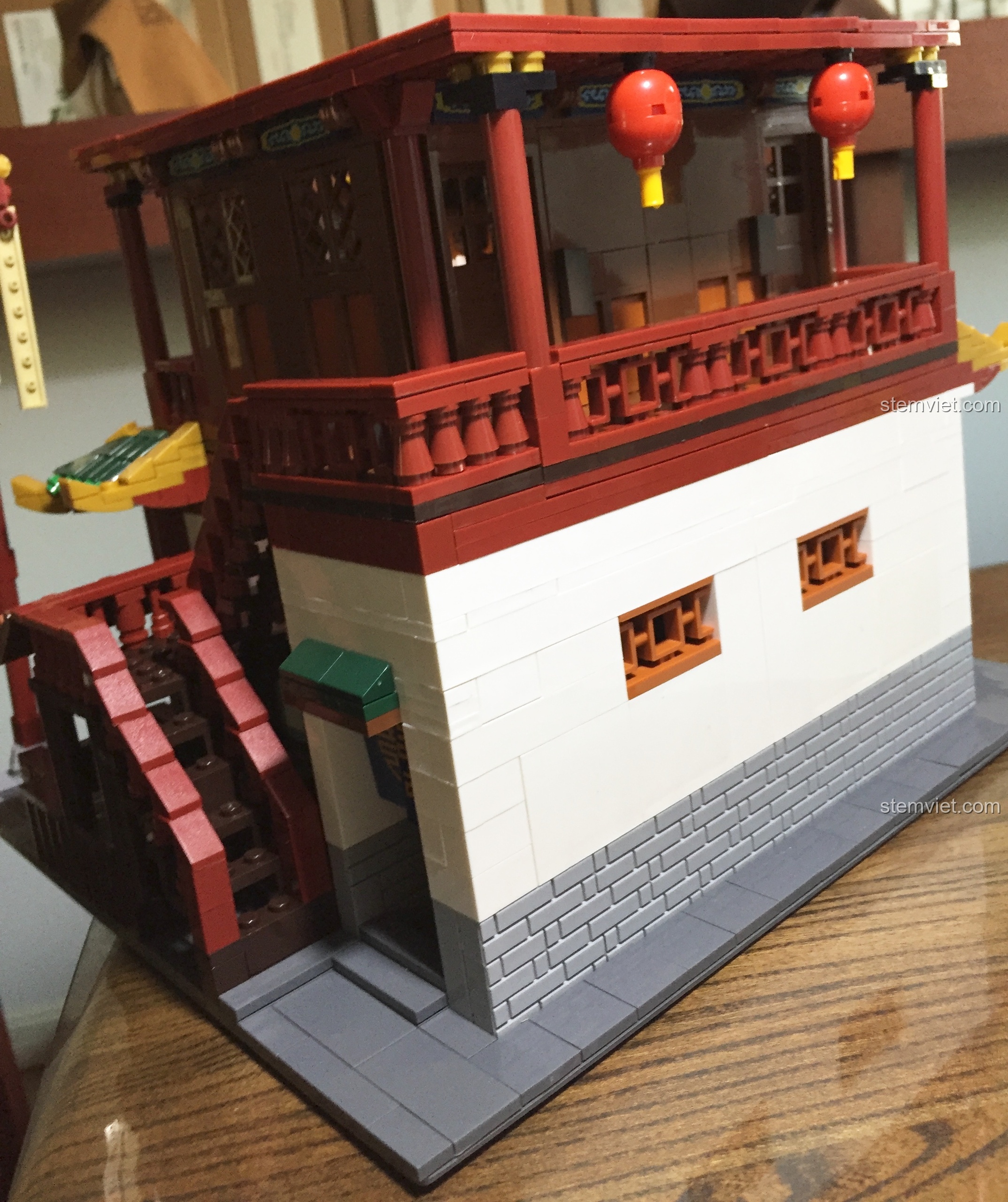 Góc nhìn nghiêng của mô hình Vạn Phúc Khách Sạn hai tầng, thể hiện chiều sâu của kiến trúc.