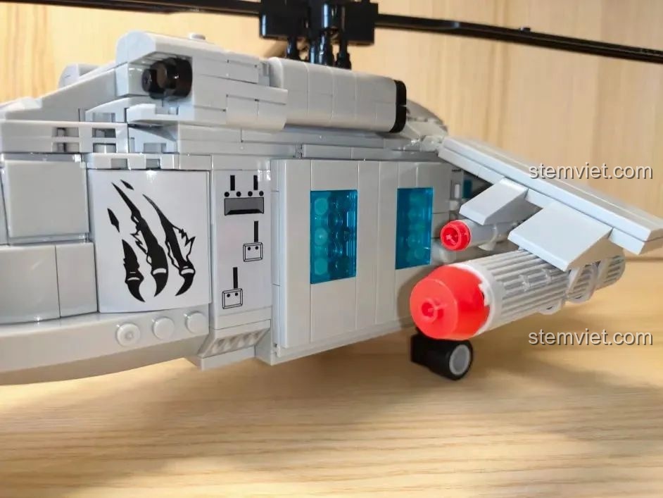 Góc nhìn cận cảnh phía trước của mô hình WOMA C0897, thể hiện sự hầm hố của trực thăng Black Hawk.