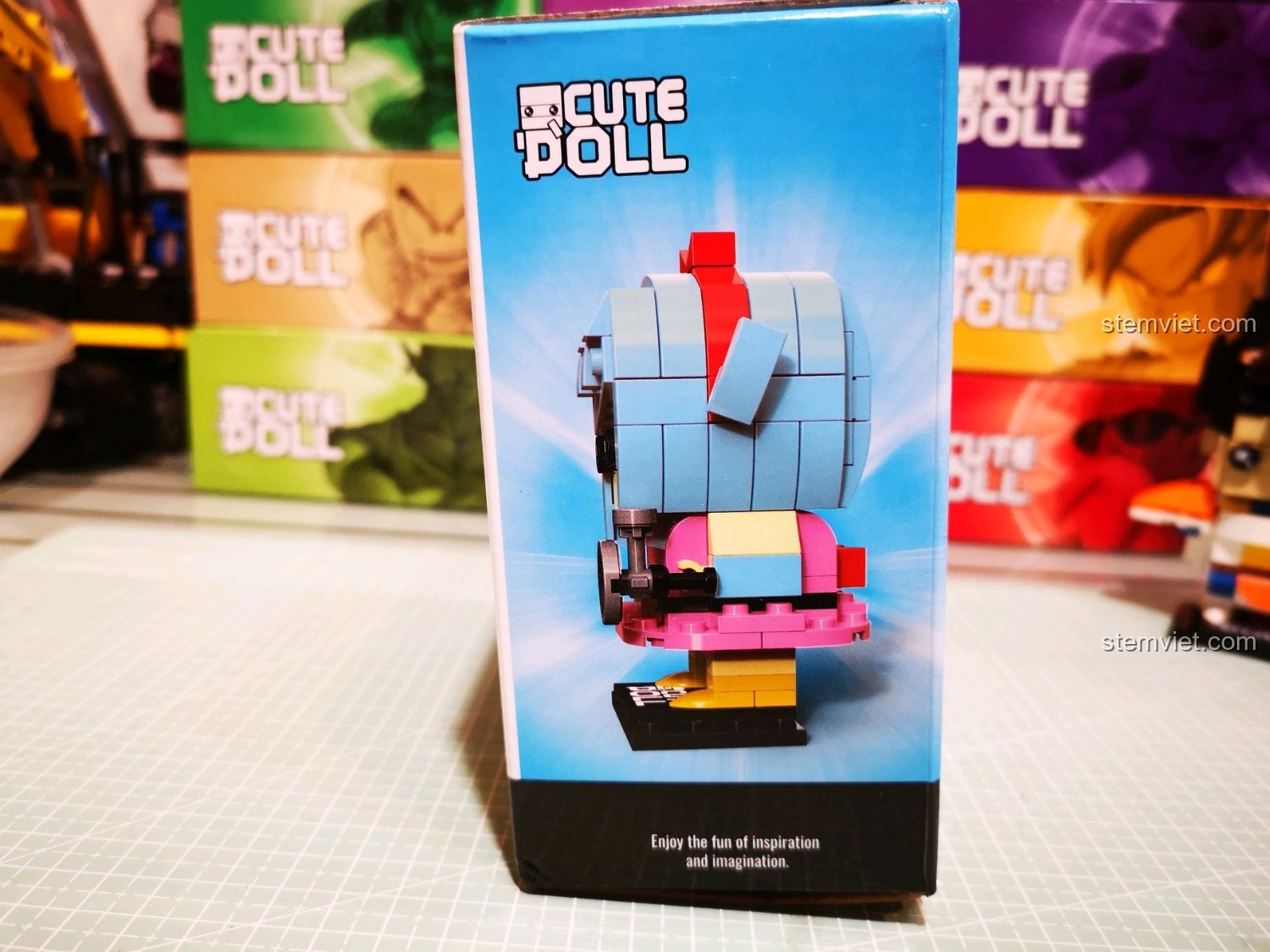Góc nghiêng của hộp đồ chơi lắp ráp Decool 6826, cho thấy chi tiết bên hông của mô hình Bulma phiên bản Cute Doll.