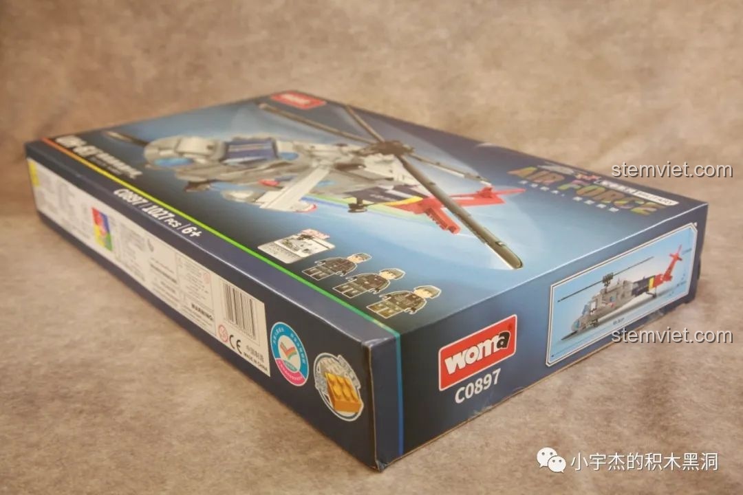 Góc nghiêng của hộp đồ chơi lắp ráp WOMA C0897, cho thấy sự cứng cáp và thiết kế bao bì chỉn chu, hấp dẫn.