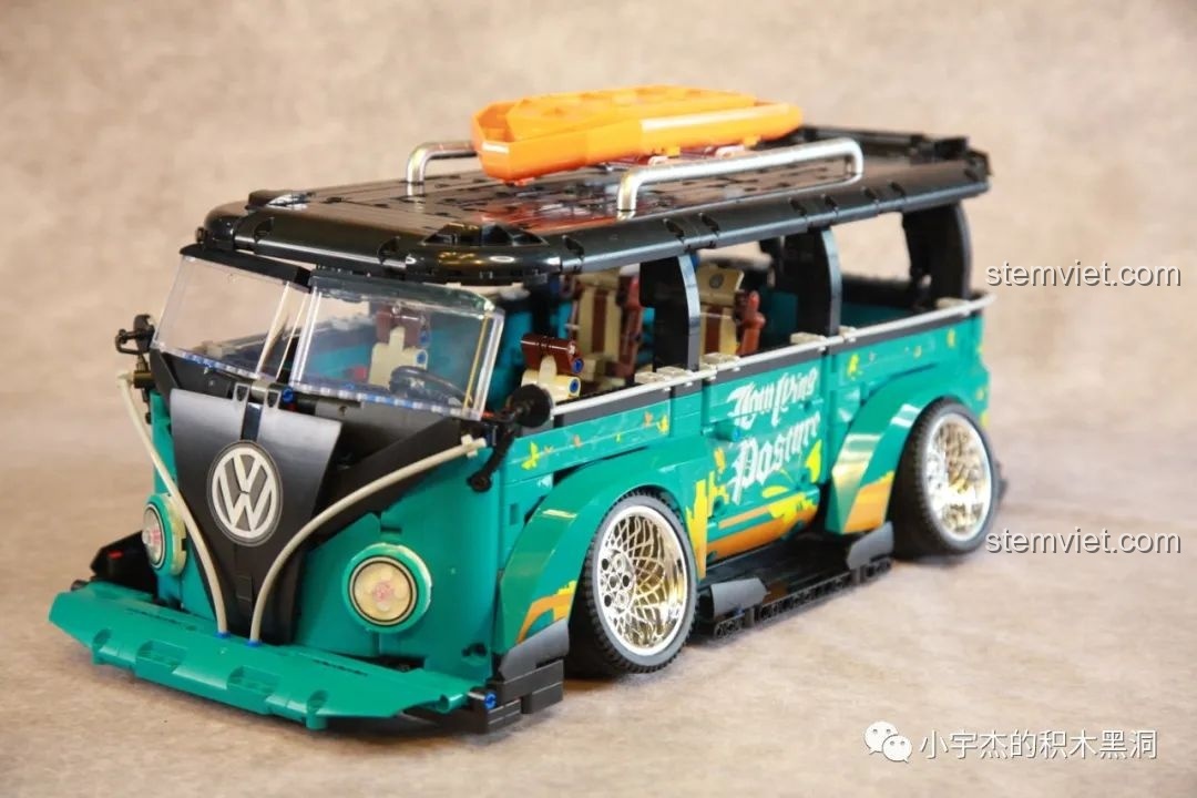 Góc nhìn 3/4 của mô hình K Box 10510 đã hoàn thiện, thể hiện sự kết hợp hài hòa giữa màu sắc và sticker.