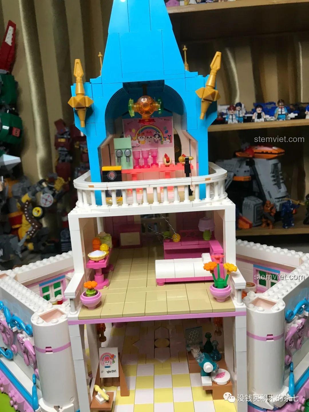 Góc nhìn nghiêng của phần trung tâm lâu đài, cho thấy chiều sâu và các chi tiết kiến trúc.