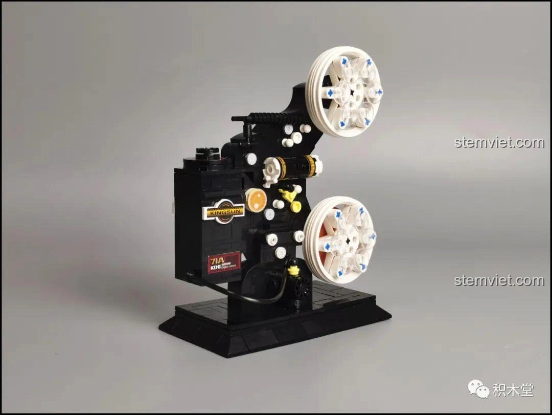 Mô hình máy chiếu phim cổ điển Zhegao 00907 từ góc nghiêng, thể hiện độ chi tiết và chân thực.