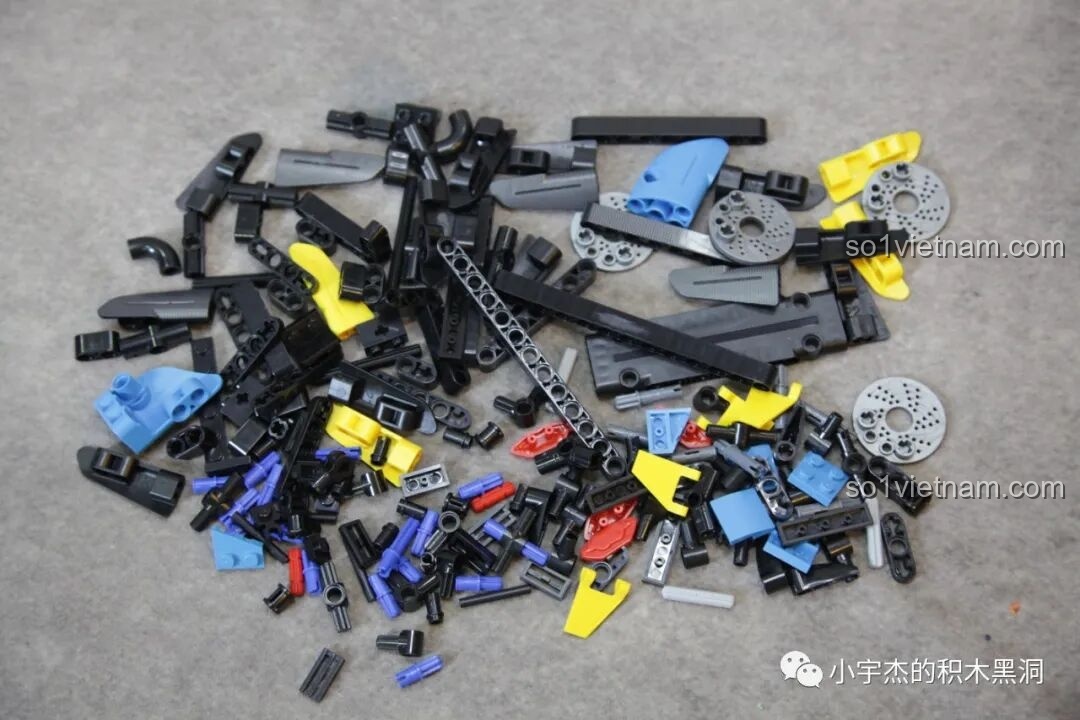 Góc nhìn nghiêng của mô hình PanlosBrick 673002 McLaren Senna GTR, thể hiện đường nét thiết kế.