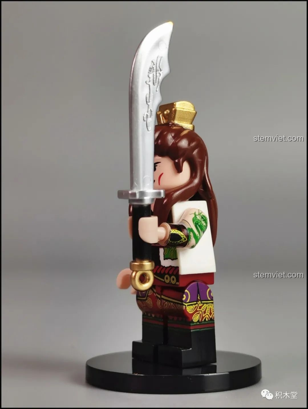 Góc nhìn nghiêng của minifigure Cam Ninh DECOOL 2030C, cận cảnh thanh đao được tạo khuôn riêng có khắc chữ.