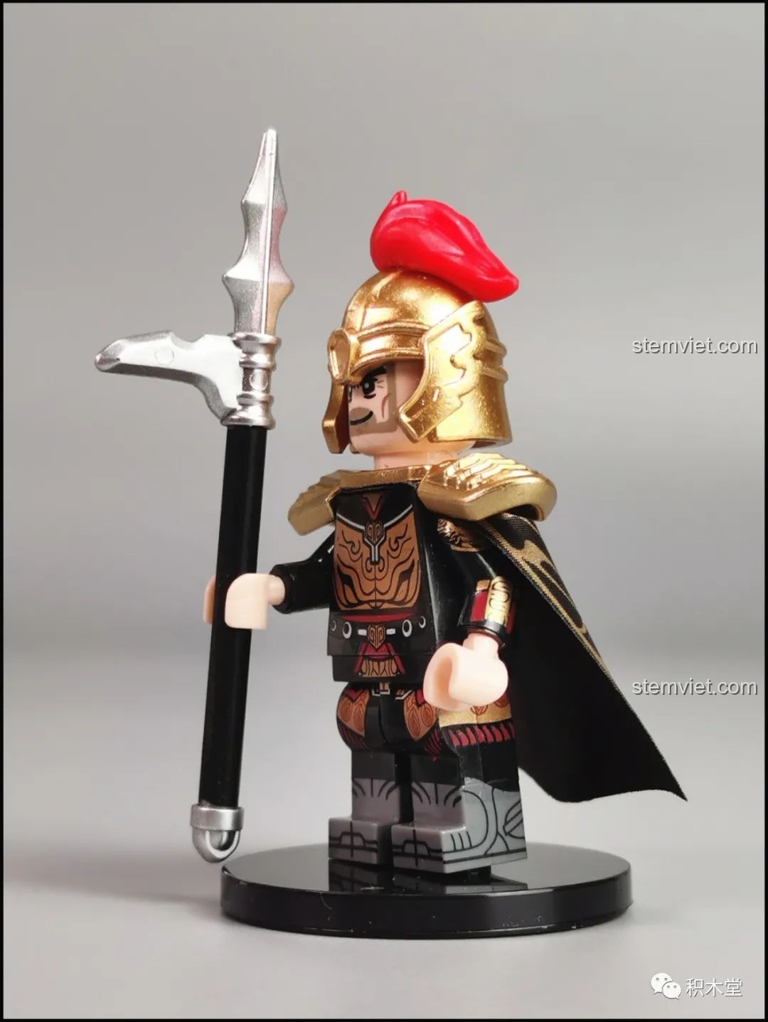 Góc nhìn nghiêng của minifigure Lã Mông DECOOL 2030C, làm nổi bật chi tiết giáp vai và cây kích độc đáo.