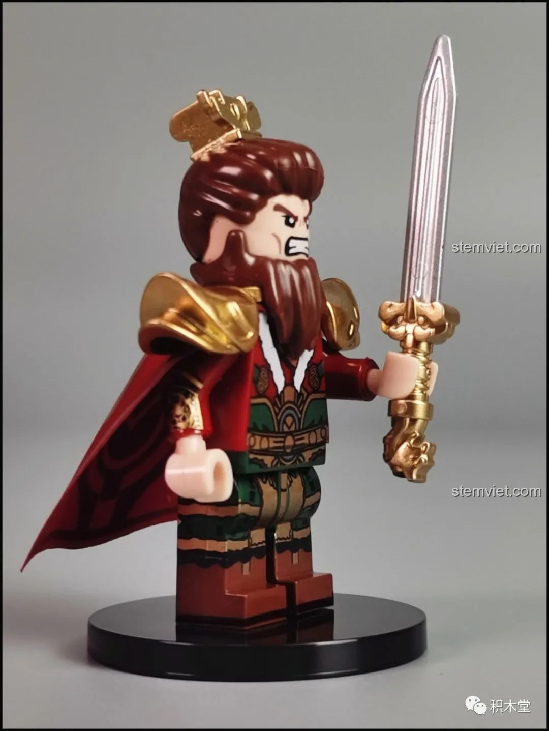 Góc nhìn nghiêng của minifigure Tôn Quyền DECOOL 2030C, làm nổi bật chi tiết in trên tay và chuôi kiếm vàng.