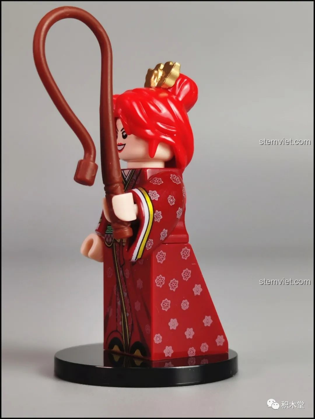 Góc nhìn nghiêng của minifigure Tôn Thượng Hương DECOOL 2030C, làm nổi bật chi tiết váy và kiểu tóc.