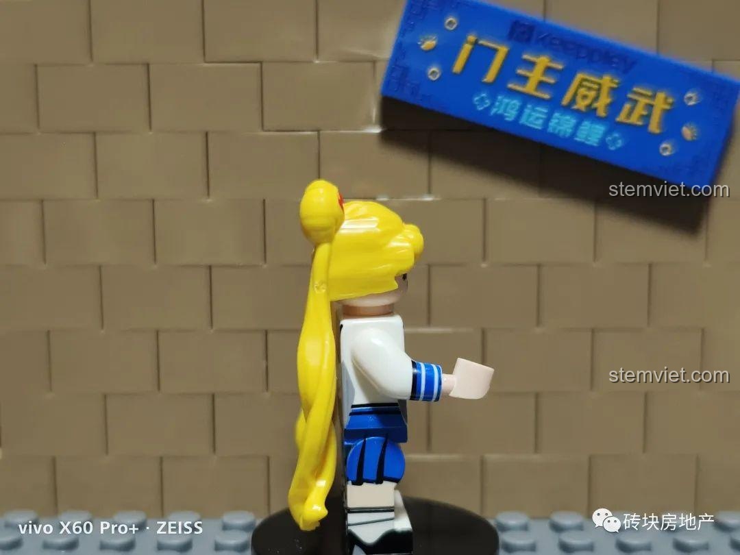 Chụp nghiêng bên phải minifigure Thủy Thủ Mặt Trăng Usagi Tsukino, làm nổi bật chi tiết in trên cánh tay và độ dày của tóc.