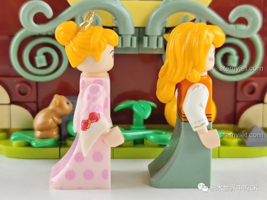 Góc nhìn nghiêng của hai minifigures Lọ Lem từ bộ đồ chơi mô hình Sách Cổ Tích Lọ Lem 506174.