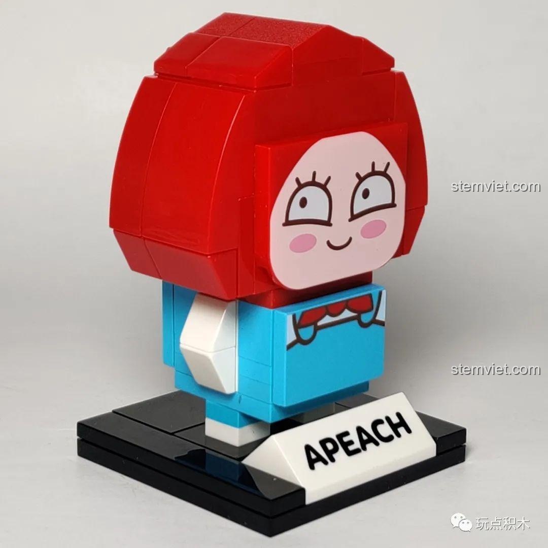 Góc nghiêng của mô hình GUDI 52003 Apeach, khoe mái tóc đỏ được tạo khối đẹp mắt.