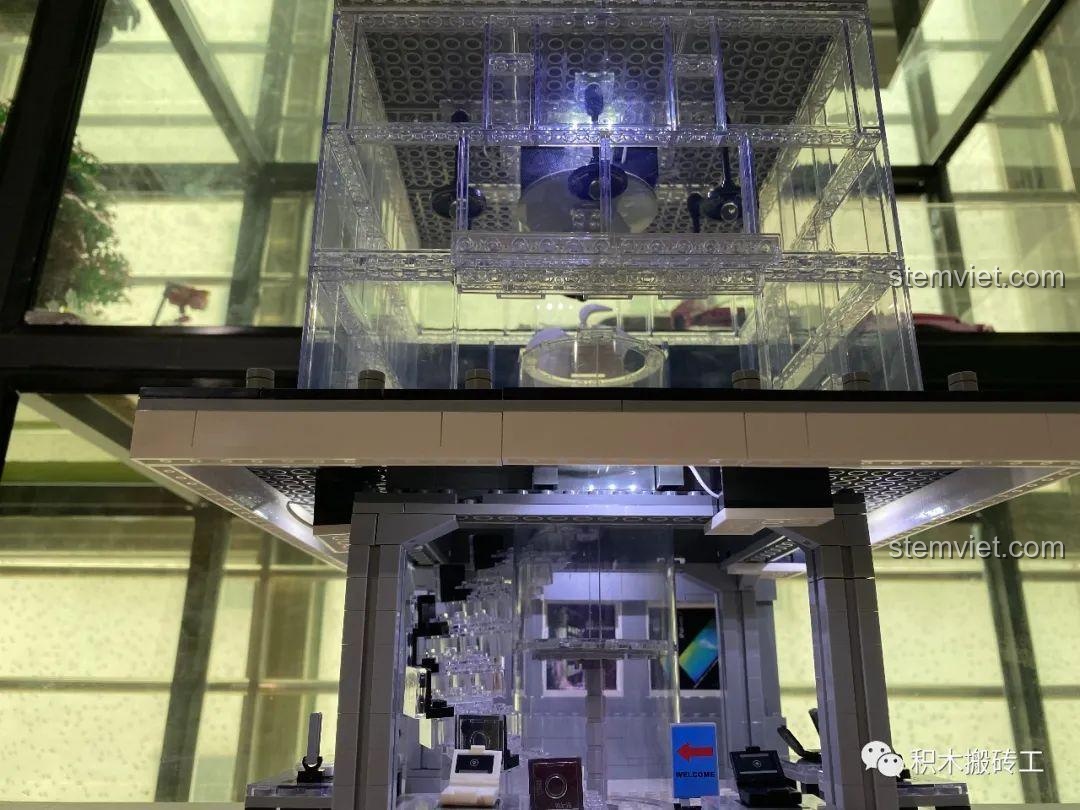 Góc nhìn nghiêng của Mô hình Apple Store SD 6900, làm nổi bật chất lượng của các mảnh ghép kính trong suốt.