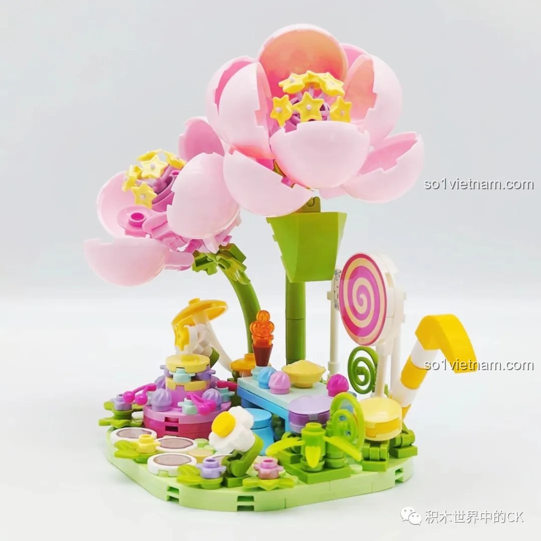 Góc nhìn nghiêng của mô hình hoa Khu Rừng Kẹo Bông Gòn, cho thấy các chi tiết bánh kem và hoa.