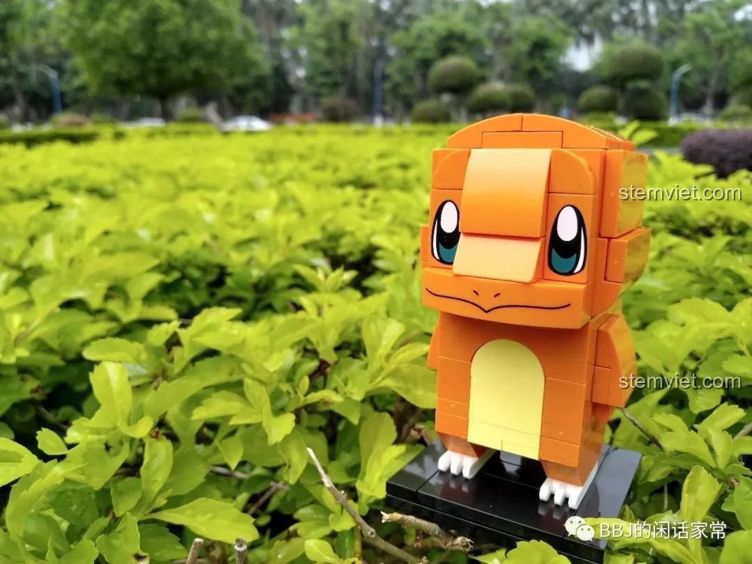 Góc chụp nghiêng của mô hình Charmander, làm nổi bật thiết kế đầu khối và các chi tiết in trên thân.