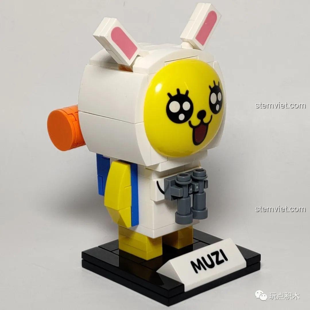 Góc nghiêng của mô hình GUDI 52002 Muzi, khoe chi tiết ba lô và bình nước.